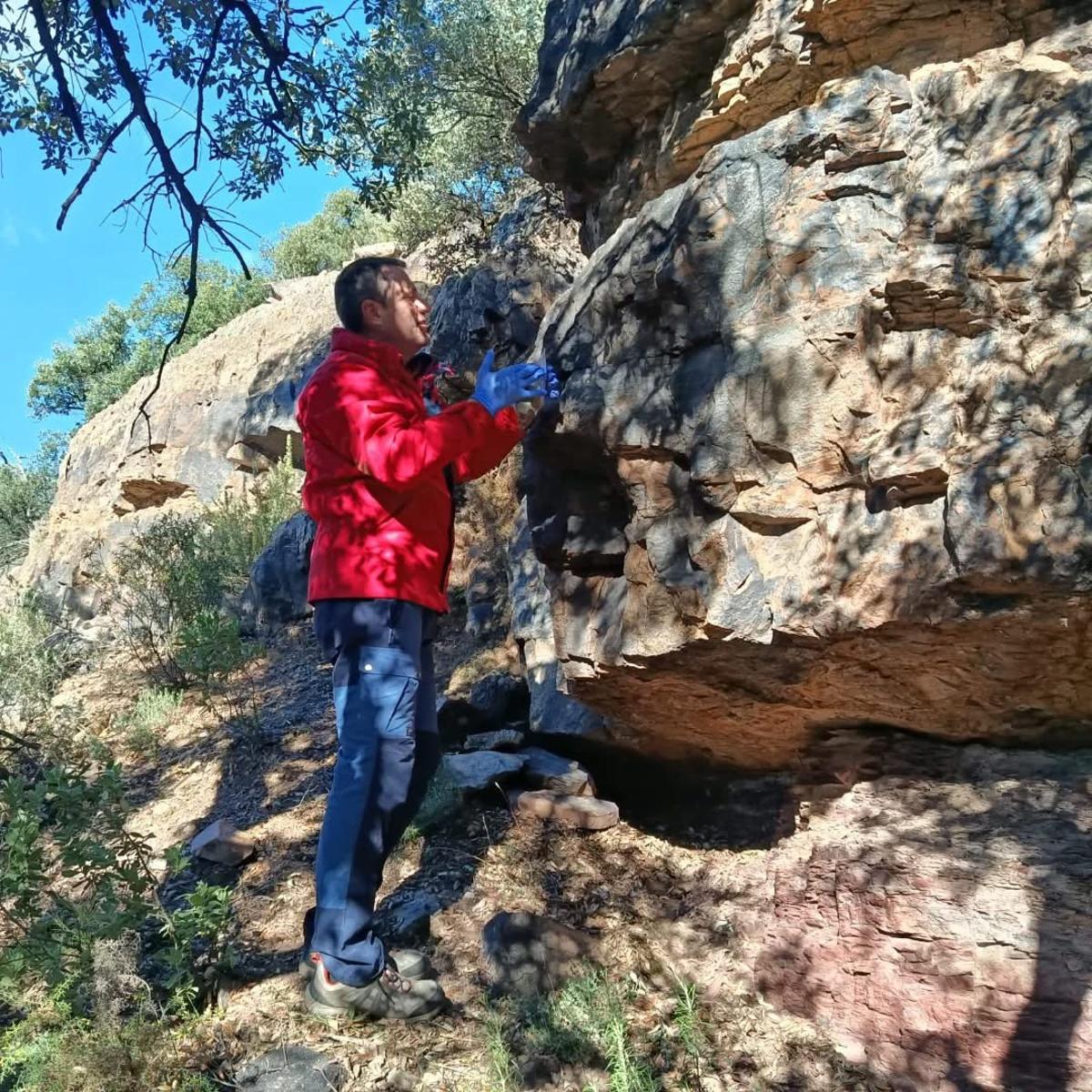 Personal de Arqueoantro durante la investigación llevada a cabo en el término municipal de Alfondeguilla.