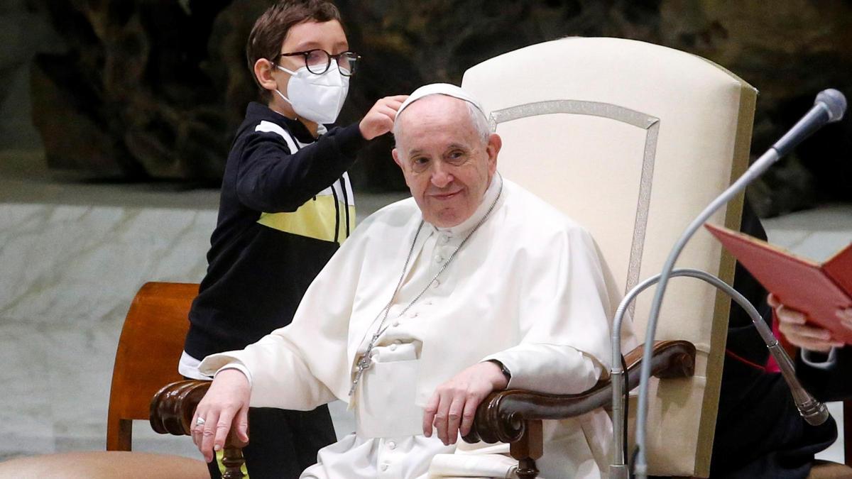 El niño solo quería hacerse con el solideo del Pontífice.