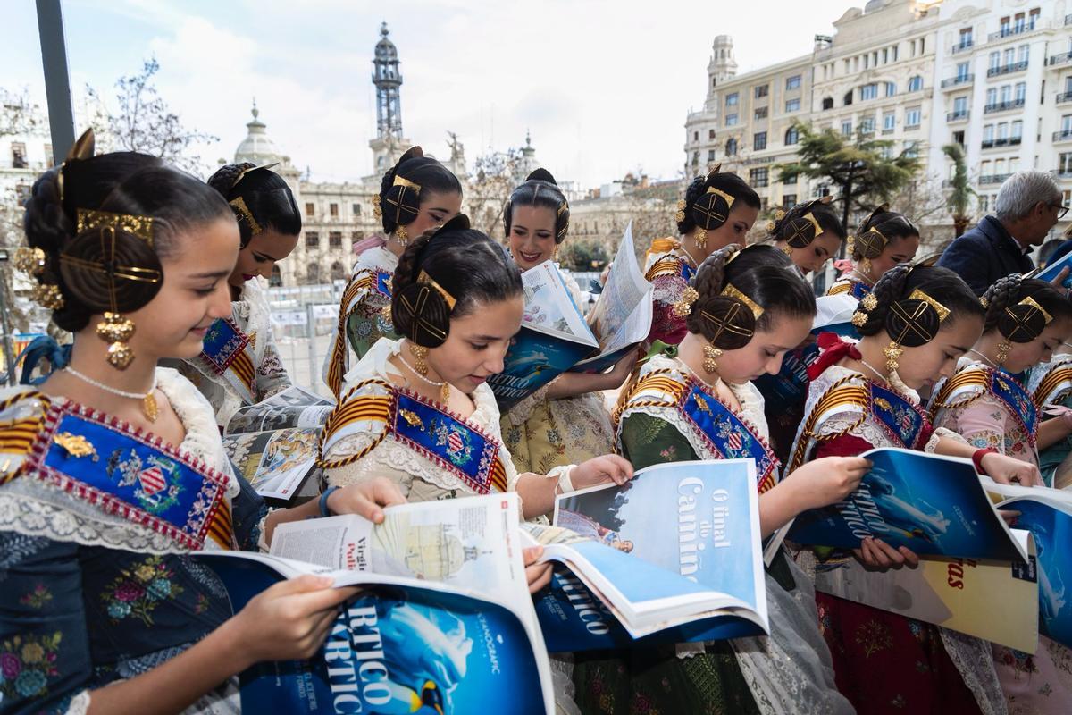 Las falleras inantiles no podían apartar la mirada del Extra.
