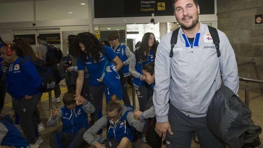 El técnico del Dépor Abanca, Manu Sánchez, junto a sus jugadoras en Alvedro.