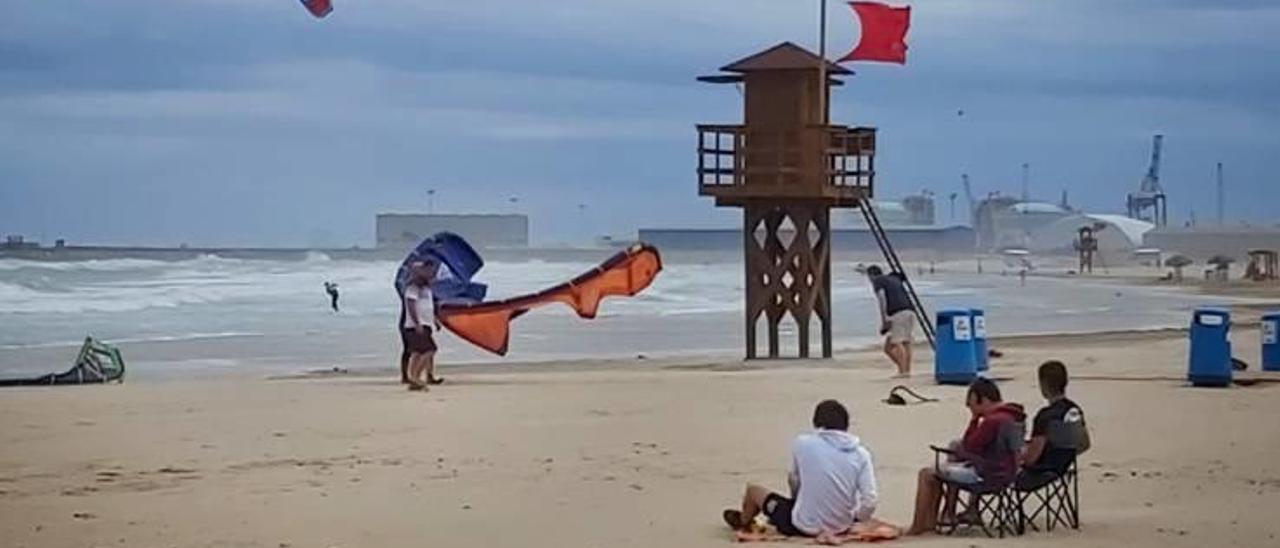 La lluvia y el viento sorprendió a los bañistas en la playa del Port de Sagunt.