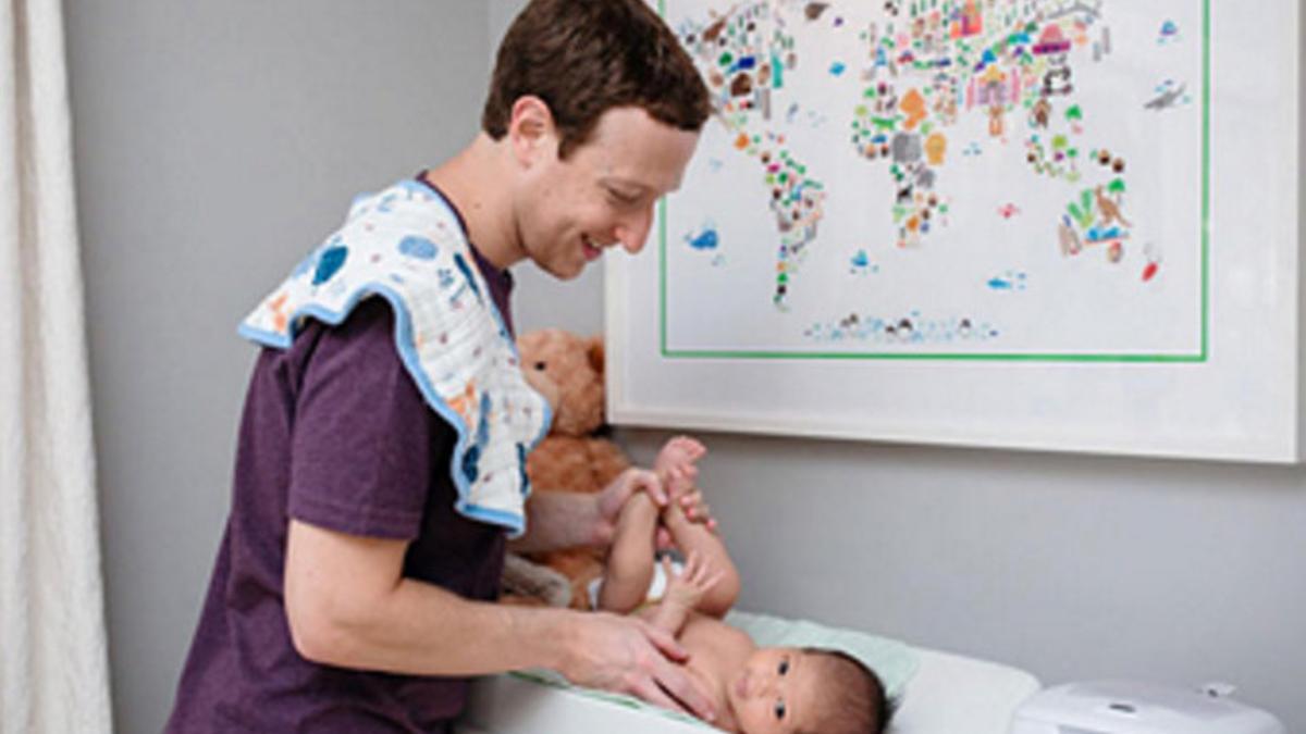 Mark Zuckergerg le cambia los pañales a su hija, Max.