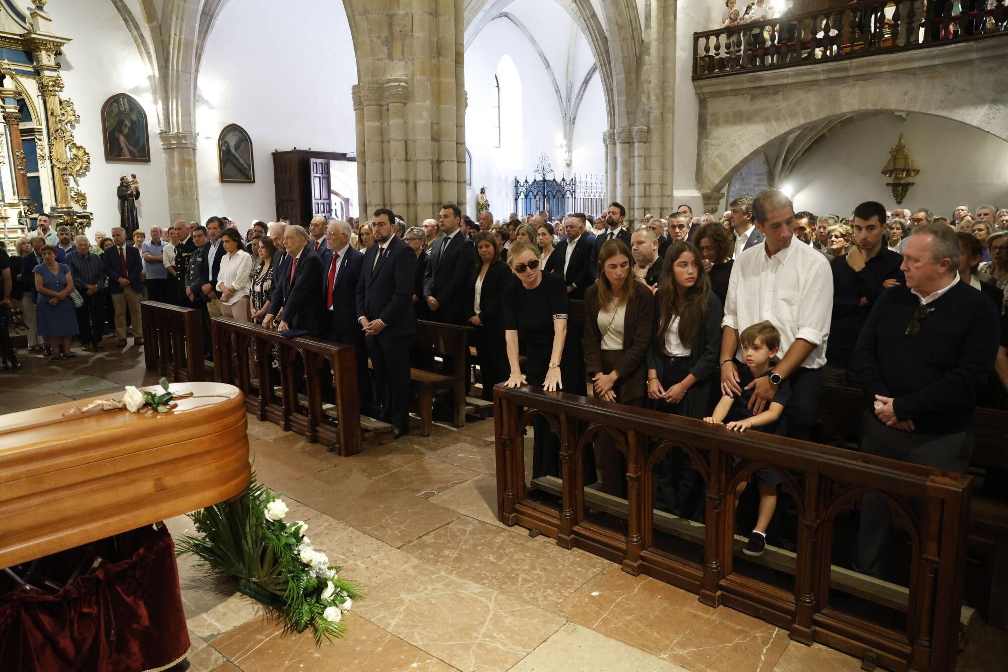 Las imágenes del funeral de Antonio Trevín en la basílica de Llanes.