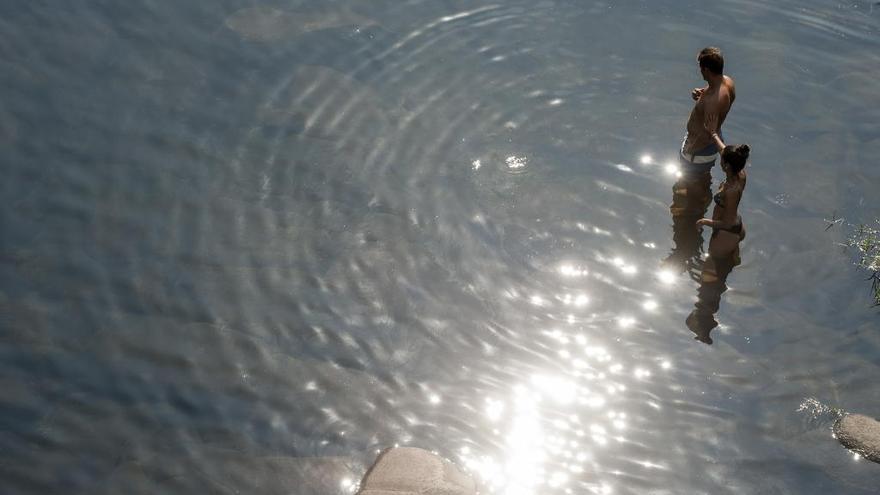 Dos bañistas en el Río Miño. // Brais Lorenzo