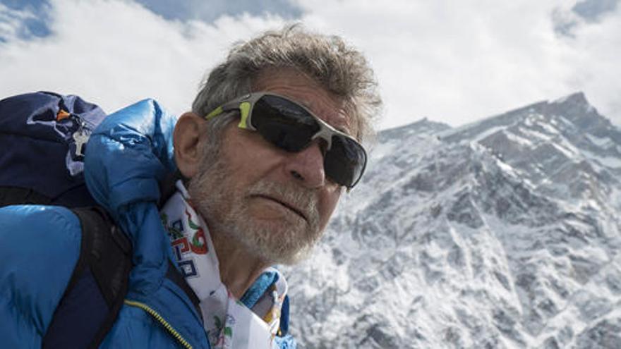 El alpinista Carlos Soria corona el Annapurna a los 77 años