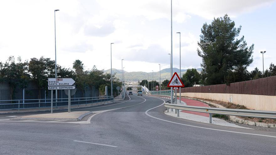 Una salida para el absurdo carril bici bloqueado por quitamiedos en Jesús