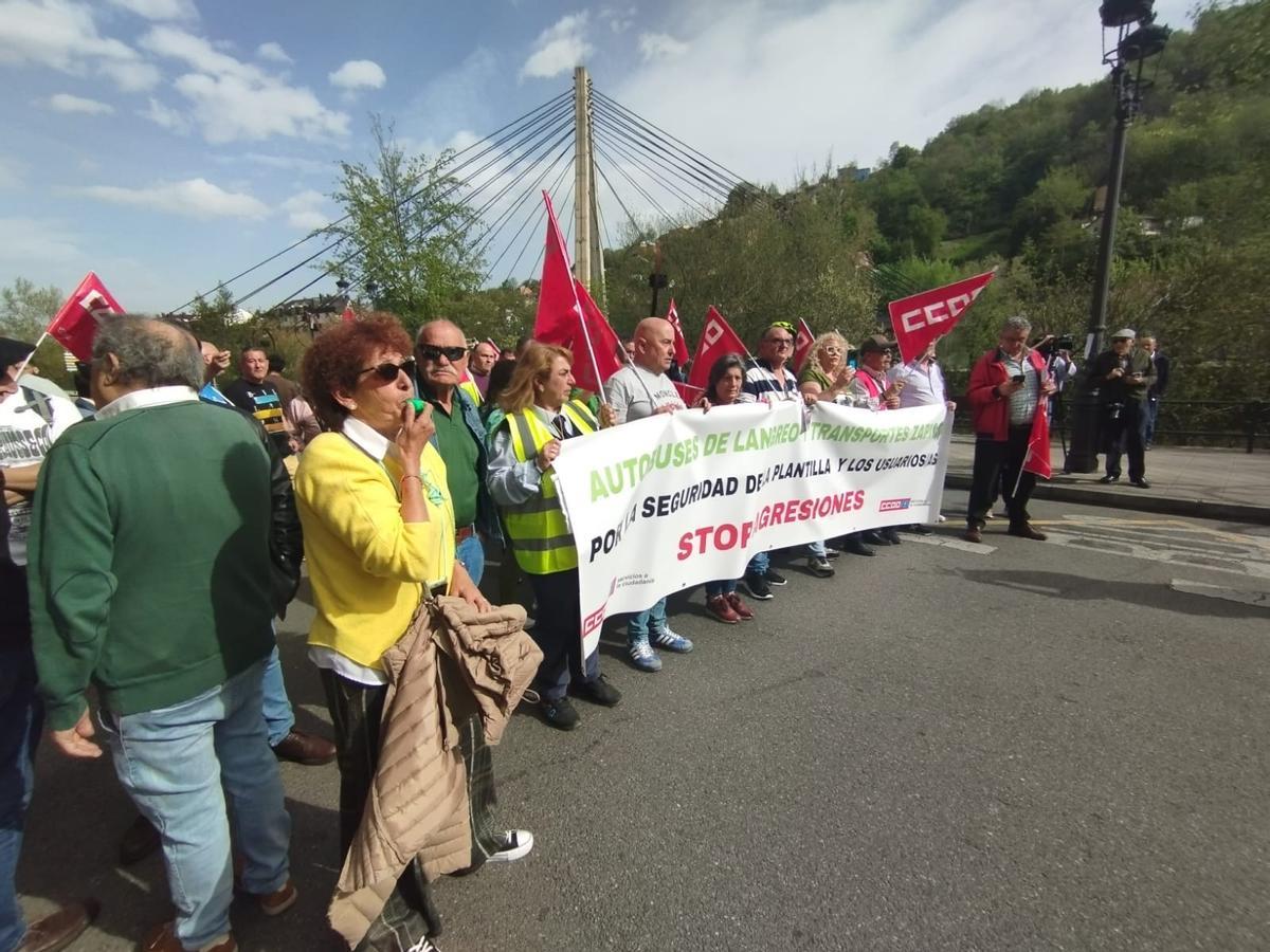 Concentración en Sama de los conductores en huelga.