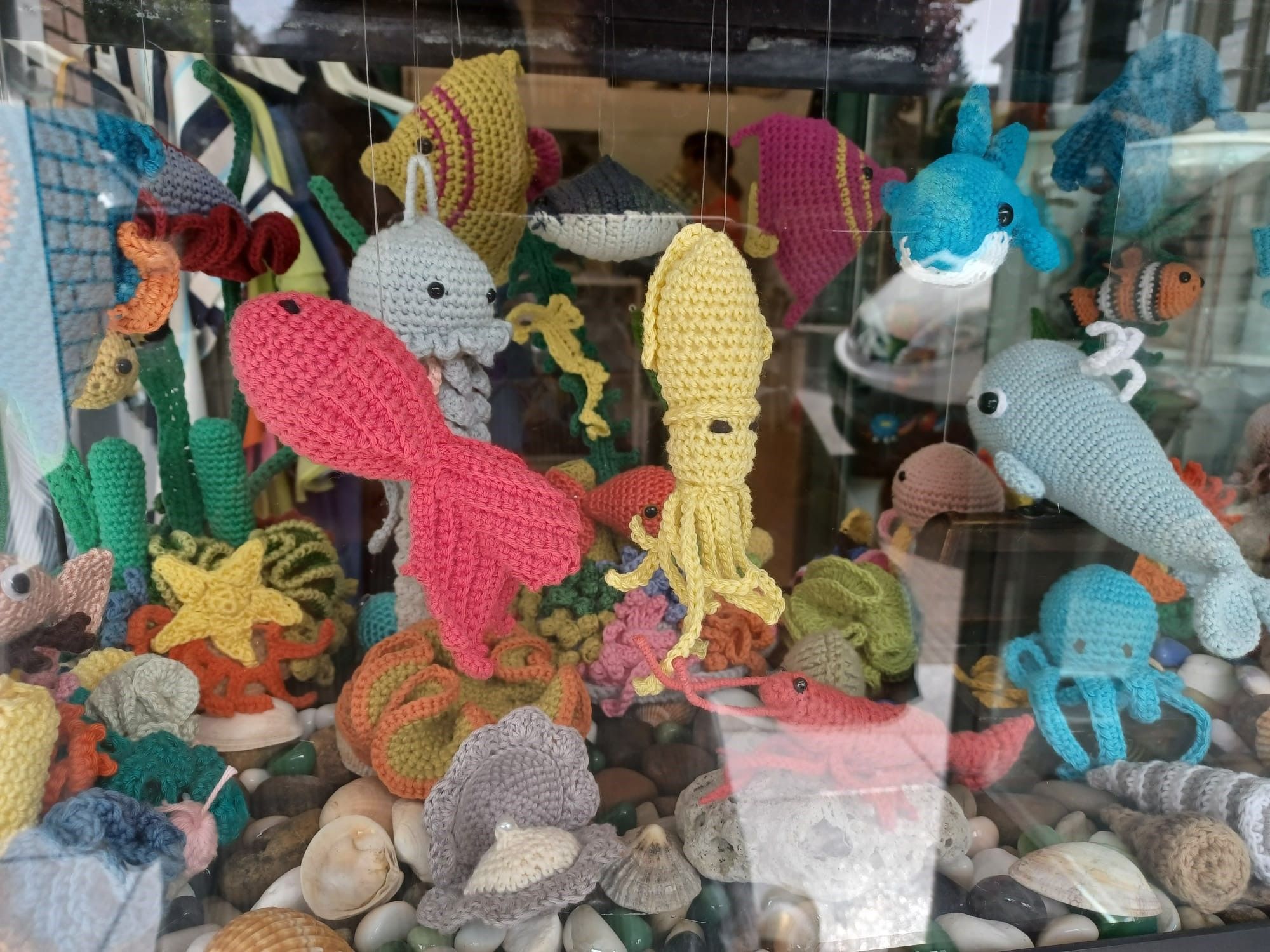 Crochet "subamarino": así es el acuario de ganchillo hechopor artesanas de Pola de Siero