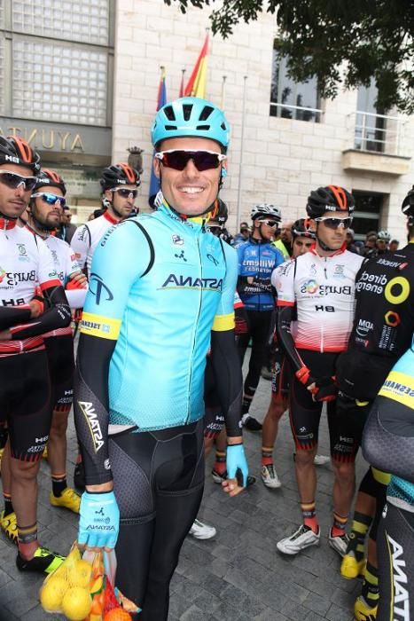 Ambiente a la salida y la llegada de la Vuelta Ciclista a Murcia