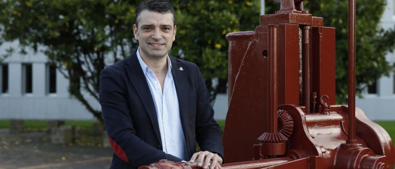 Juan Carlos Campo, a la entrada de la Escuela Politécnica de Gijón.