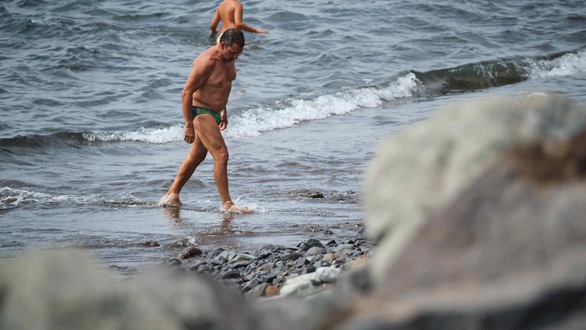 Un hombre sale del agua en una playa tinerfeña.