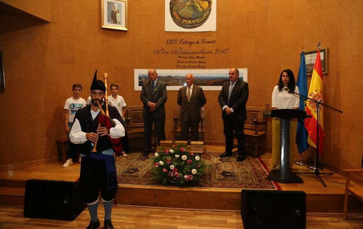 El acto de entrega de los premios "Pico Peñamellera", ayer, en Panes, con los tres galardonados -por la izquierda, Rodrigo Núñez Martín, Francisco Cuevas Noriega y Fernando Diestro Gómez- al fondo.
