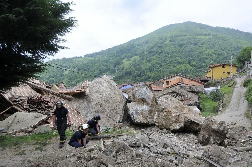 Un argayo obliga a desalojar un pueblo en Lena