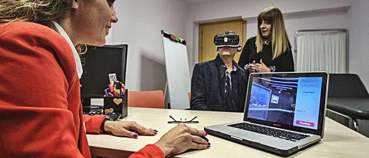 Zaira Santana Amador, en primer plano, y María Jesús Gallego Diez, junto a un paciente, esta semana durante una evaluación en el Hospital La Paloma.