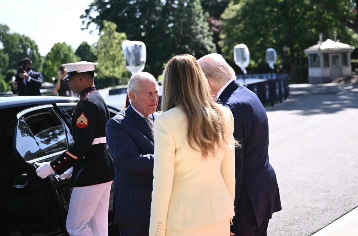 El presidente de Estados Unidos, Donald Trump (a la derecha), y la primera dama, Melania Trump (en el centro y a la derecha), saludan al rey Carlos III de Inglaterra a su llegada al pórtico sur de la Casa Blanca