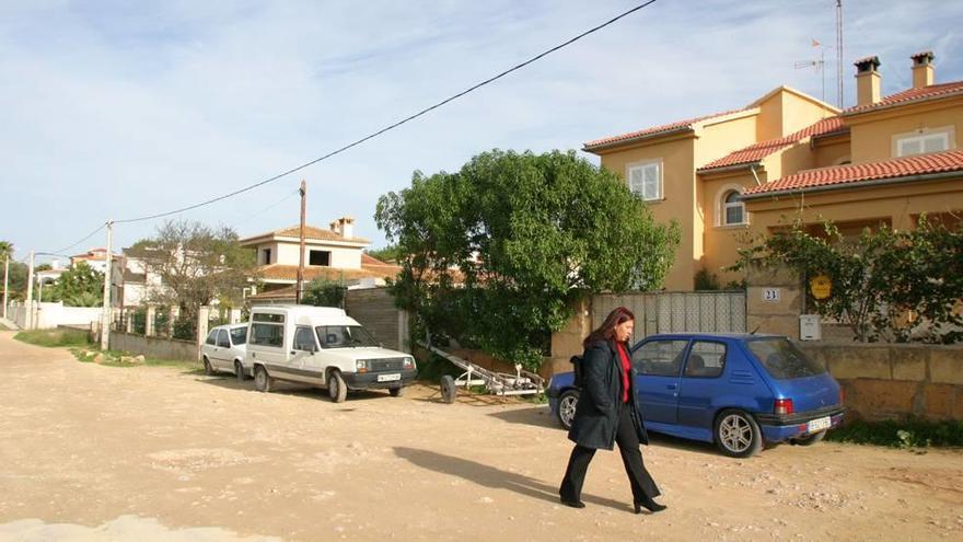 Las calles de la urbanización Bellavista no están asfaltadas y tienen socavones, pero son transitables para los vehículos a motor.