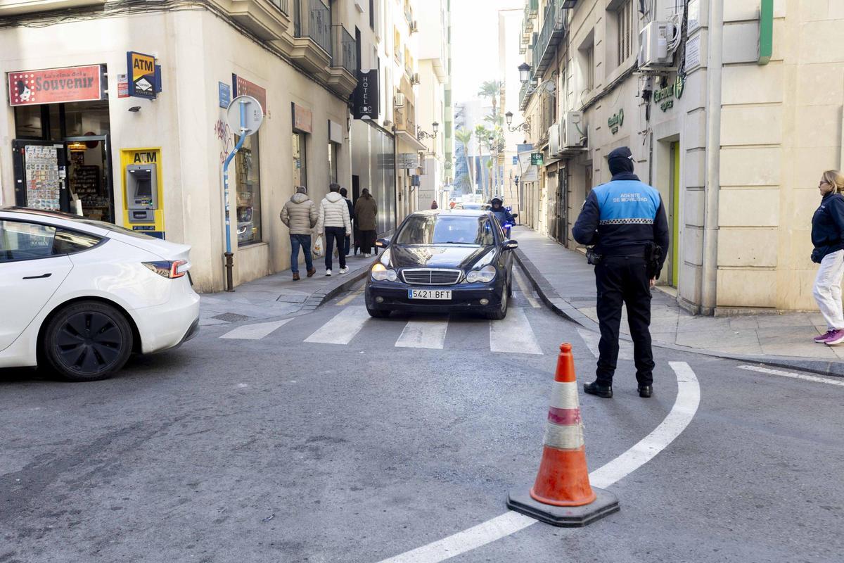 Nueva señalización que advierte del cierre al tráfico a la plaza del Ayuntamiento