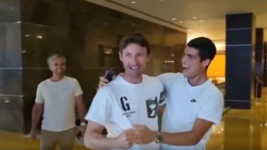 Ferrero y Carlos Alcaraz, en el hotel donde ha recibido la sorpresa el tenista
