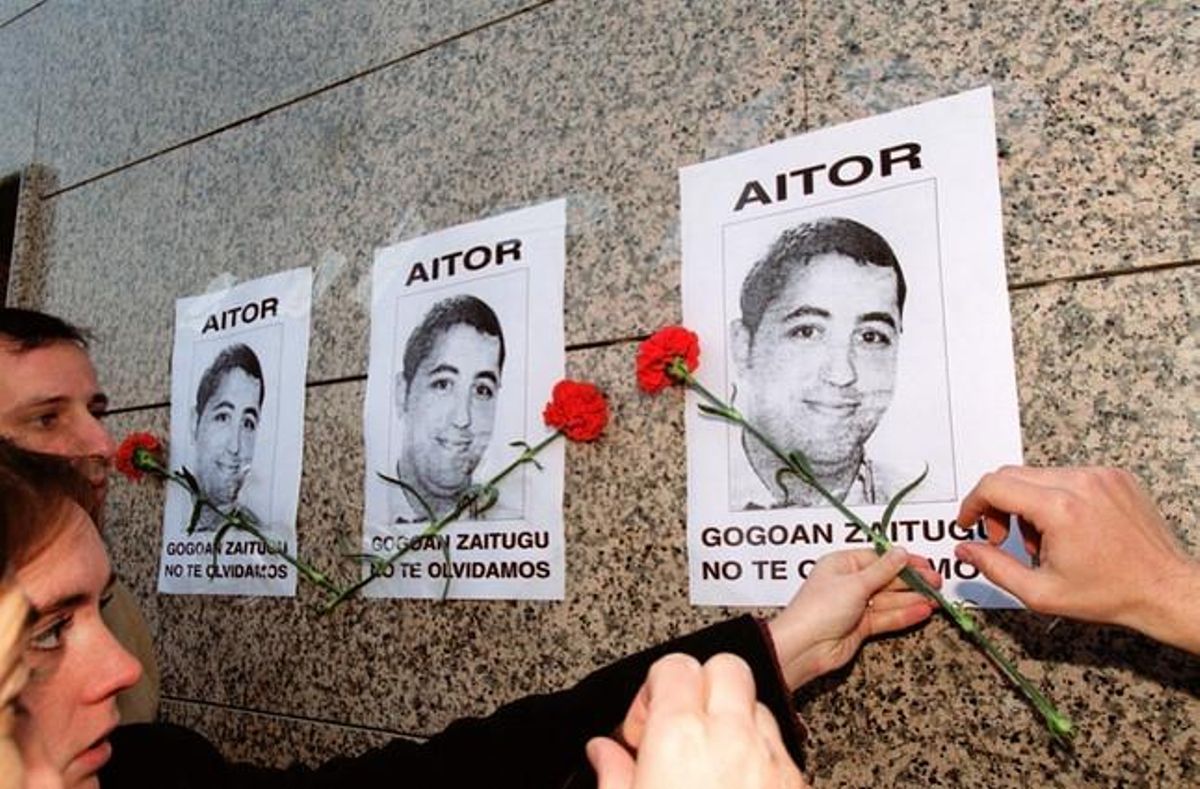 Homenatge a Aitor Zabaleta a les portes de l’estadi Vicente Calderón, en el primer aniversari del seu assassinat. Homenatge a Aitor Zabaleta a les portes de l’estadi Vicente Calderón, en el primer aniversari del seu assassinat.