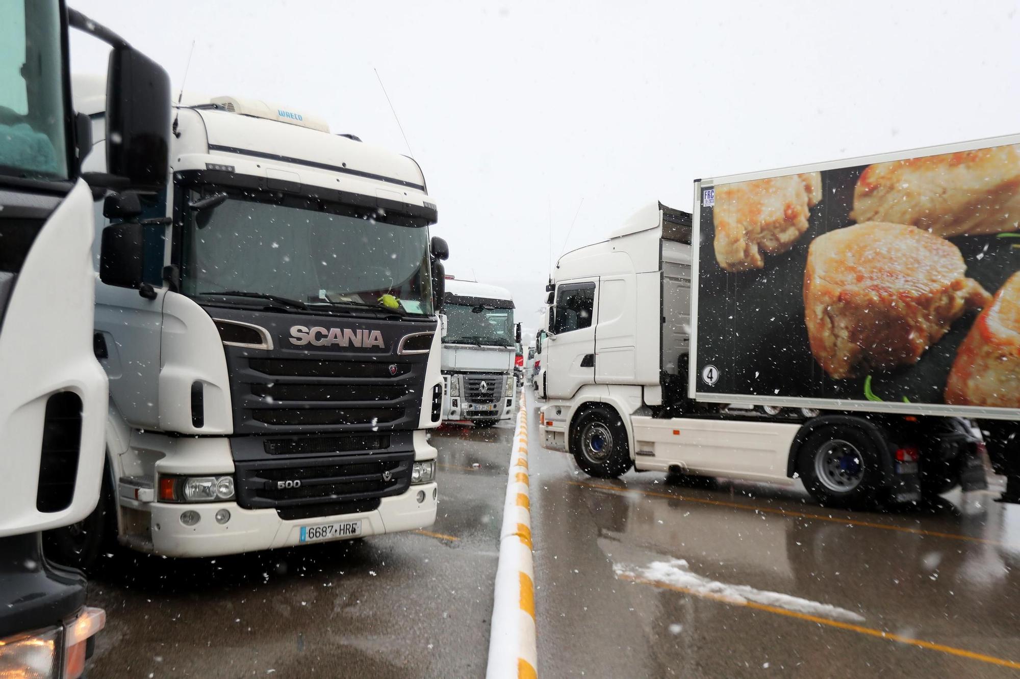 Numerosos transportistas permanecen atrapados en el Rebollar