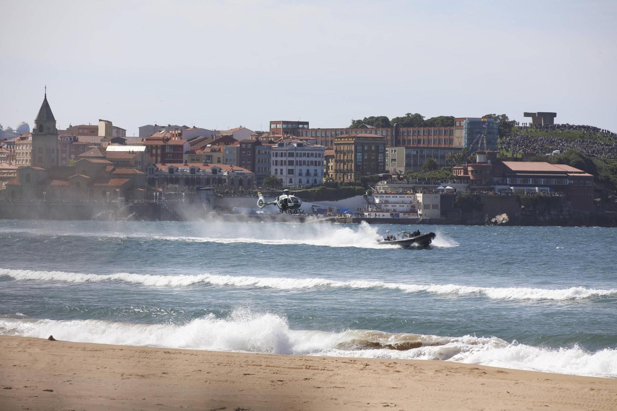 EN IMÁGENES: Así fue la revista naval  del Rey Felipe VI y la exhibición aérea en Gijón por el Día de las Fuerzas Armadas
