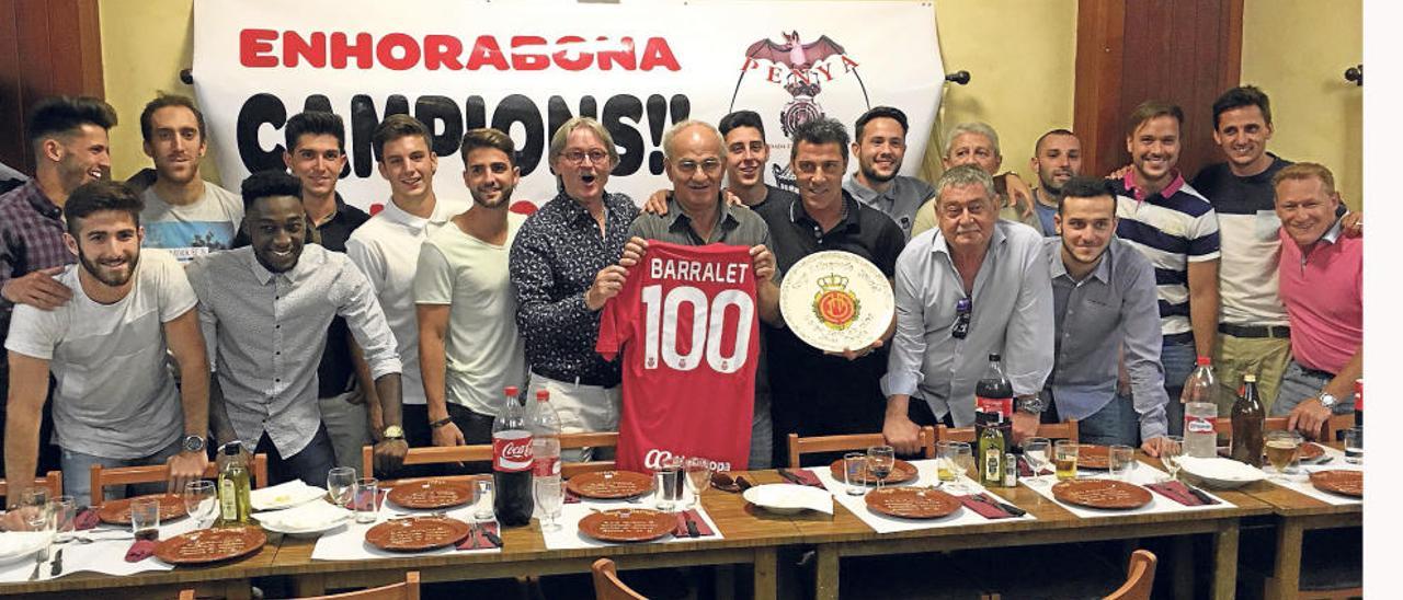 El Mallorca B fue ayer homenajeado por la penya mallorquinista Barralet en un multitudinario acto.