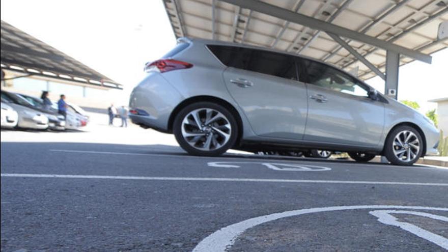 Estacionamiento de vehículos eléctricos en el Instituto Tecnológico de Energías Renovables.