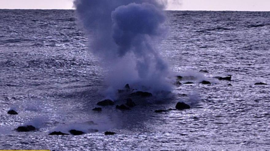 Momento de la erupción del volcán Tagoro en El Hierro, en 2011.