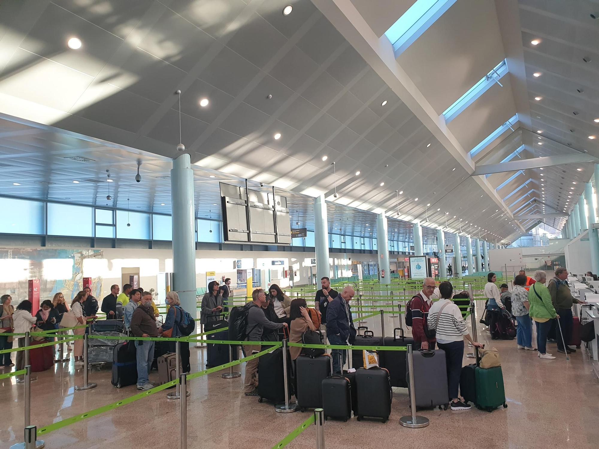 El aeropuerto de Vigo reabre tras las obras de remodelación de su pista