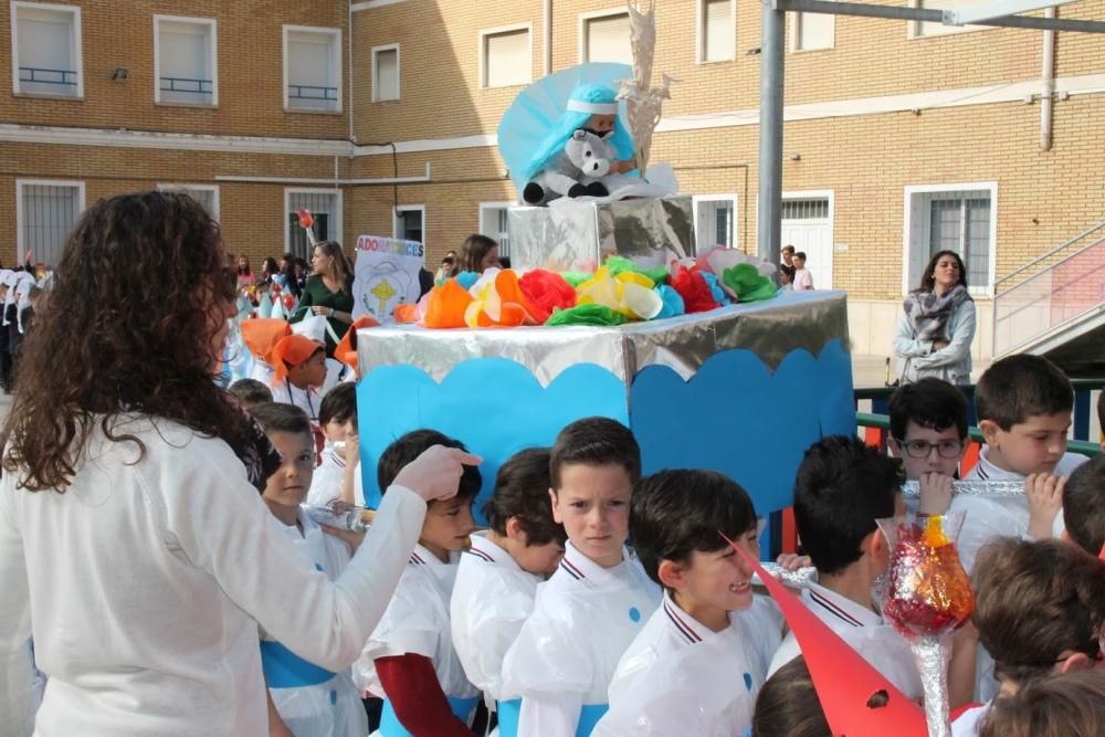 Procesión de los alumnos de Primaria e Infantil del colegio Adoratrices de Cartagena