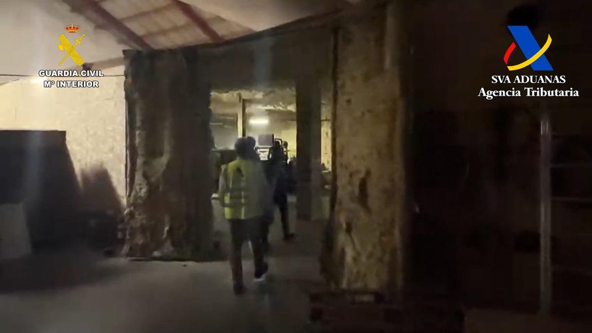 Registro de una de las fábricas de tabaco ilegales desmanteladas en una operación entre Aduanas y Guardia Civil en Lucena y Málaga.