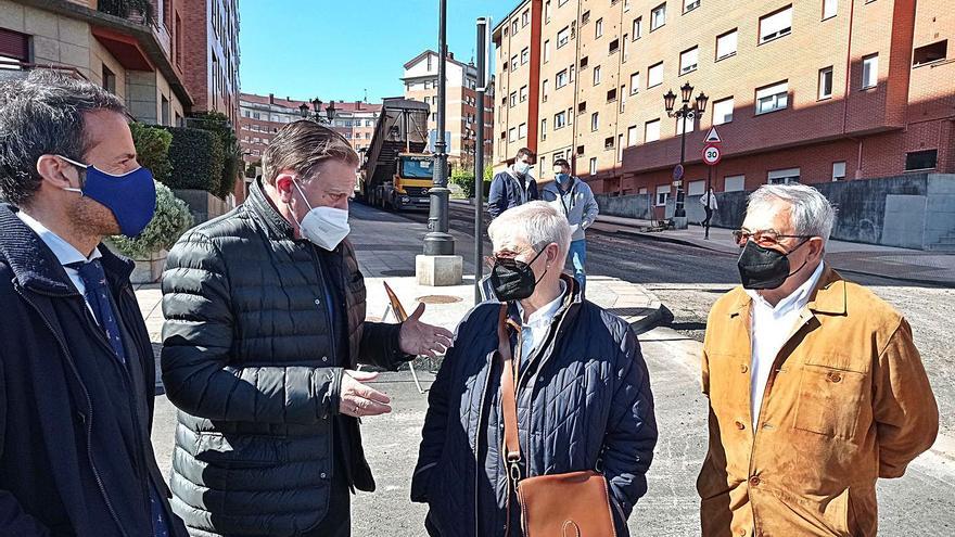 Por la izquierda, Nacho Cuesta, Alfredo Canteli, la vecina Cuqui Fernández y el edil Alfonso Pereira, visitando ayer las obras. | LNE