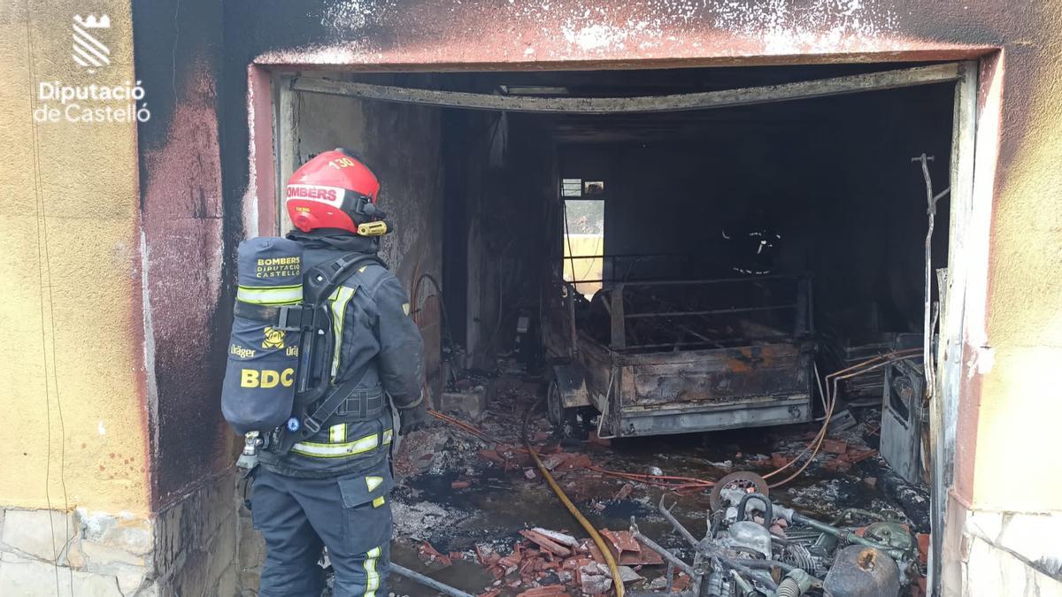 El incendio ha calcinado todo el garaje de la vivienda