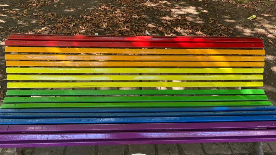 Los bancos arcoiris abren como bandera los actos de celebración del Orgullo LGTBI