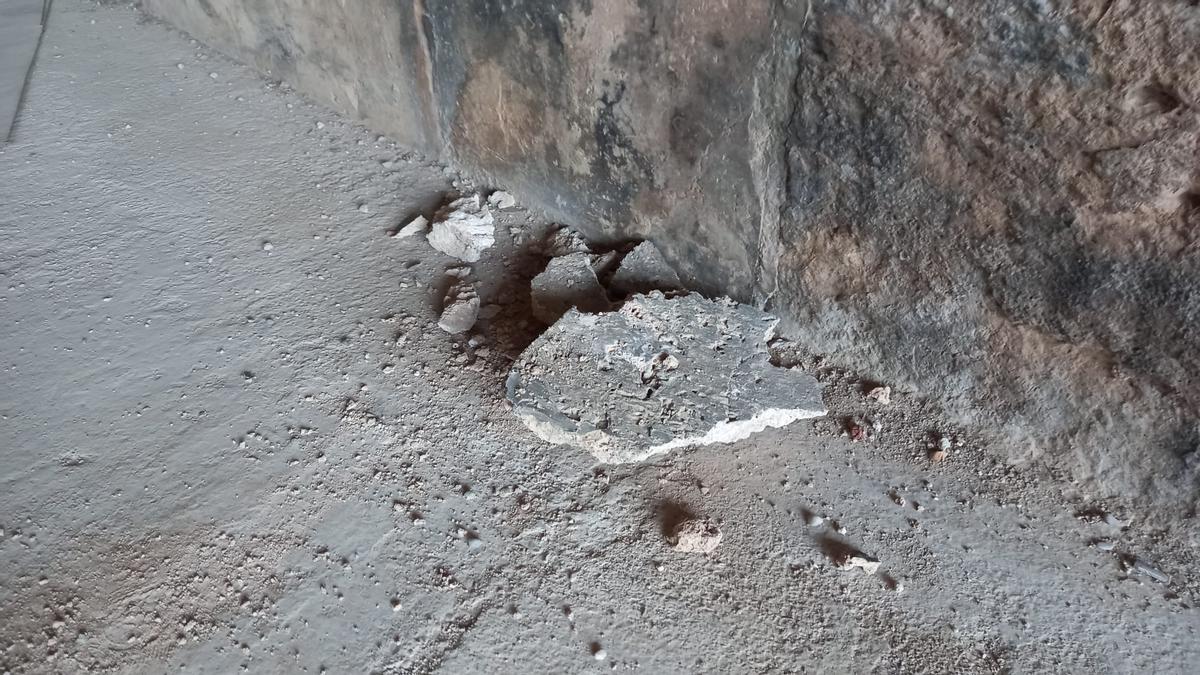 Detalle de los cascotes caídos del Pont del Real
