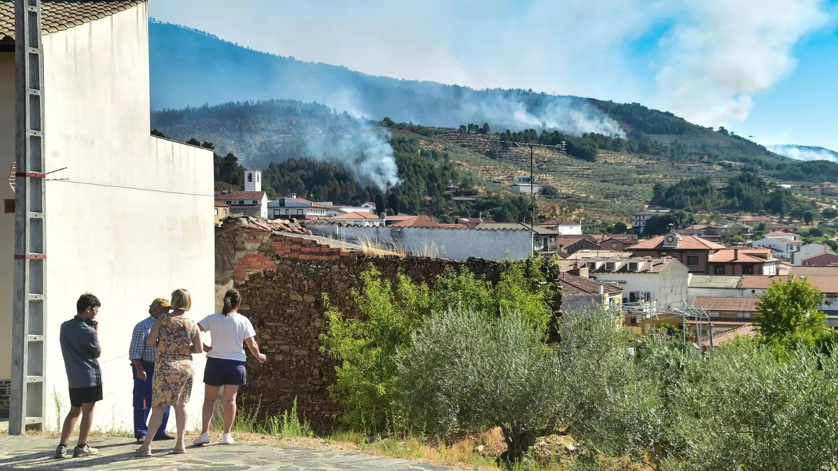El viento impide avances en el control del incendio de Las Hurdes