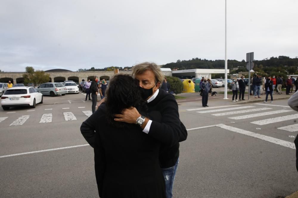 Más de mil personas despiden al hostelero gijonés Floro Gordillo con una cadena humana.