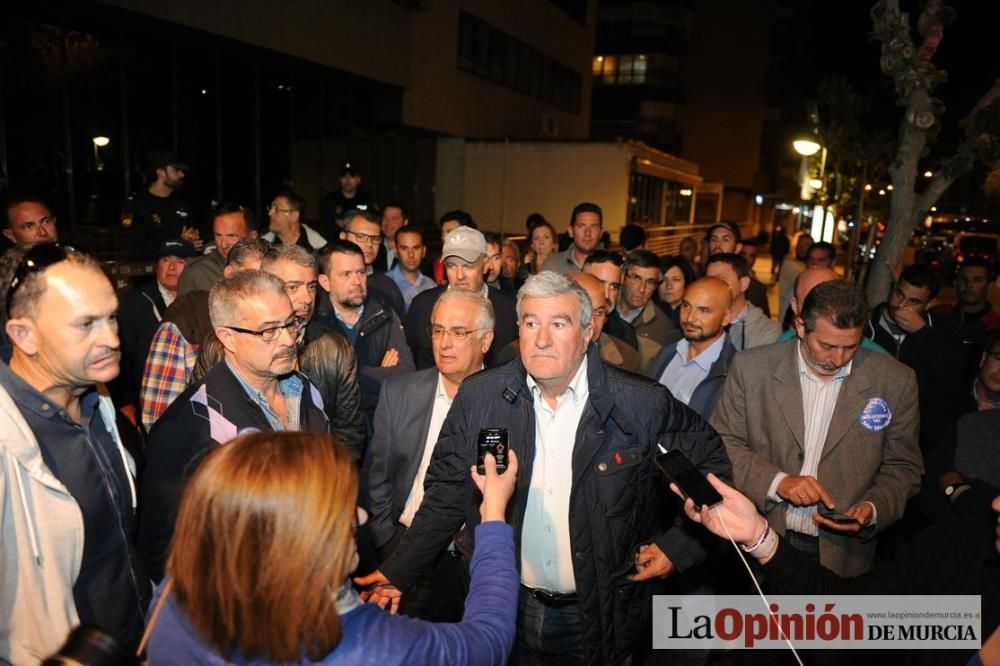 La noche de protesta de los agricultores se pasa con migas