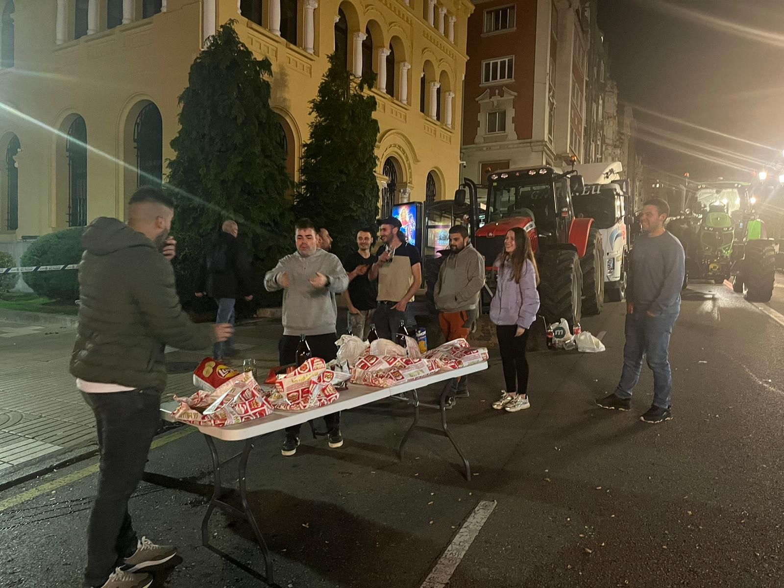 Así pasan la noche los ganaderos de protesta en la calle Uría de Oviedo