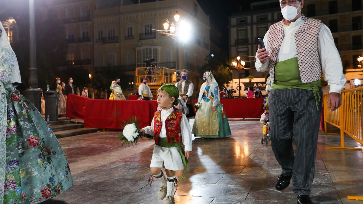 Búscate en el primer día de la ofrenda por la Calle Caballeros de las 21:00 a las 22:00