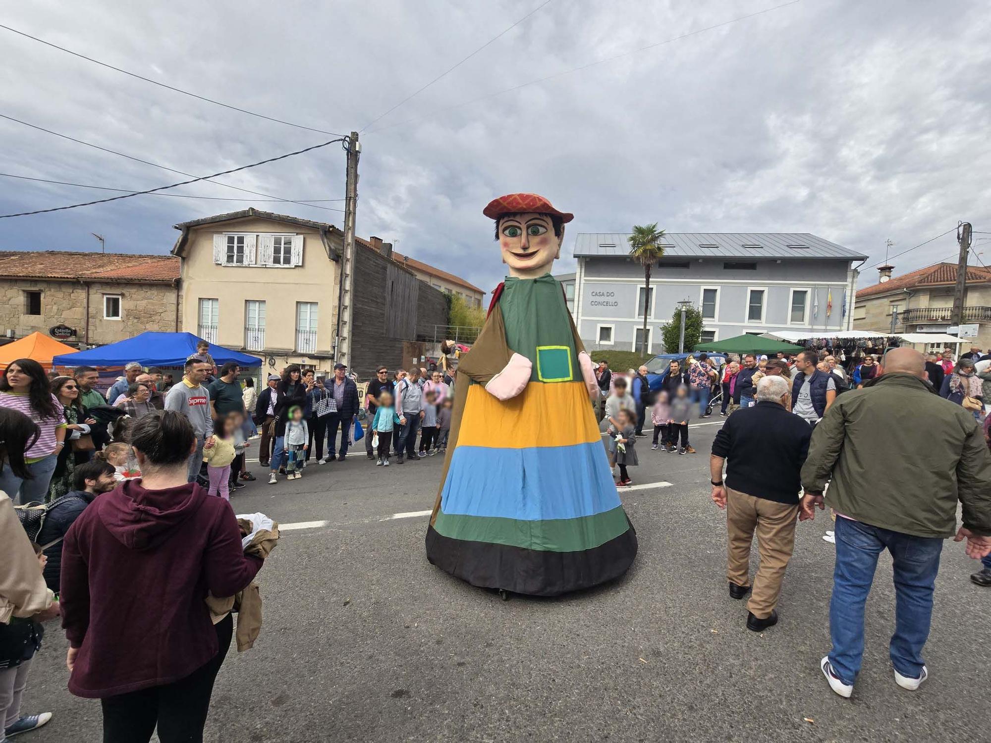 Santa Minia desafía a la lluvia y reúne a miles de fieles