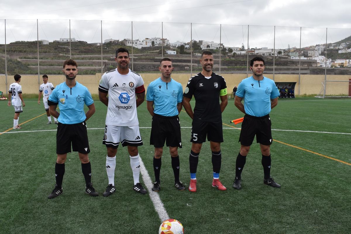 Aythami Artiles y David García, antes del inicio del pulso de la Tercera RFEF entre el Arucas y el Támara.