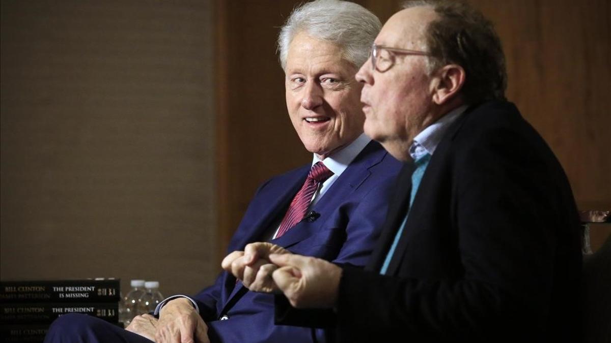 Bill Clinton y James Patterson, durante una rueda de prensa promocional, este lunes en Nueva York.