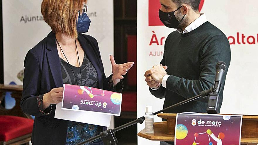 La edil de Cultura y el alcalde, al presentar los actos. | TORTAJADA