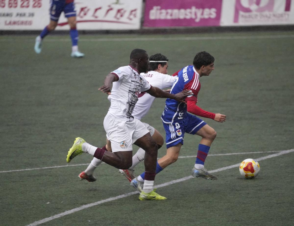 Sergio Neira avanza ante la oposición de dos futbolistas del Salamanca.  |