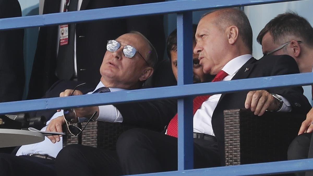 Putin y Erdogan conversan, este martes, durante la visita del presidente turco a Moscú.
