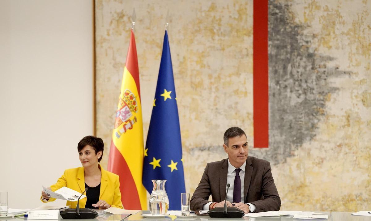 El presidente del Gobierno, Pedro Sánchez, y la ministra de Vivienda y Agenda Urbana, Isabel Rodríguez.
