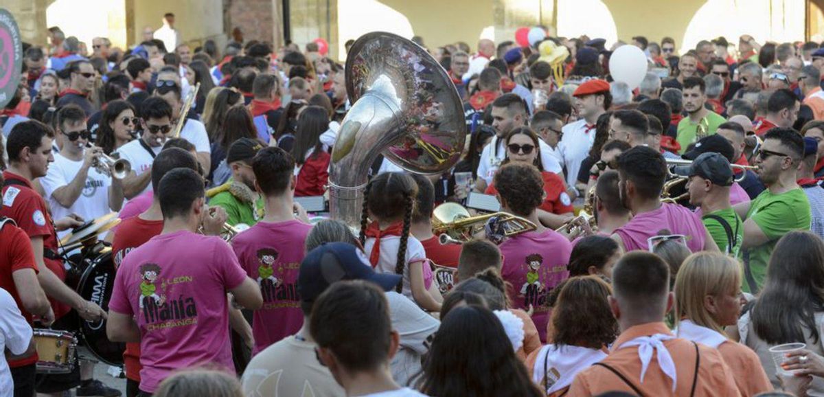 Las bandas, entregadas al «himno» festivo benaventano. | J. A. G.