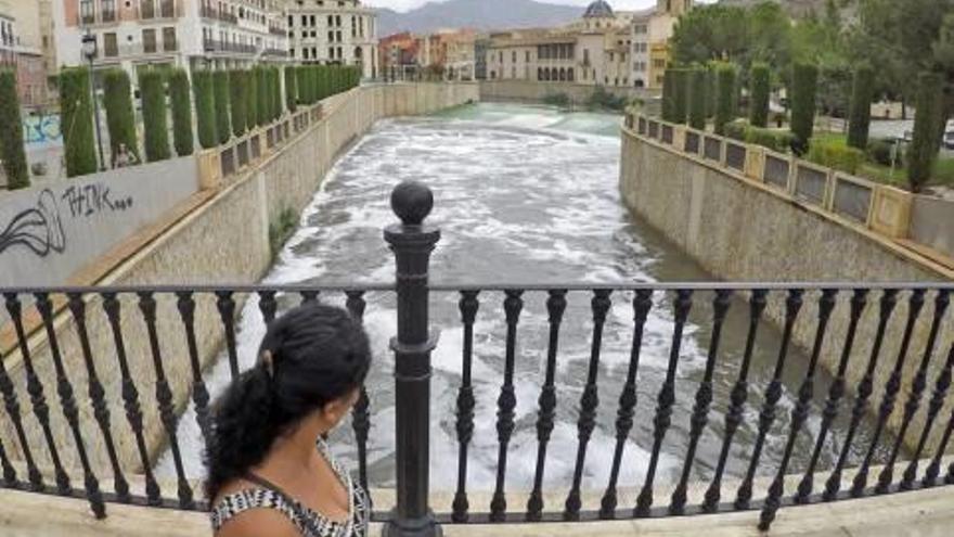 Un nuevo vertido al Segura llena de espuma el río