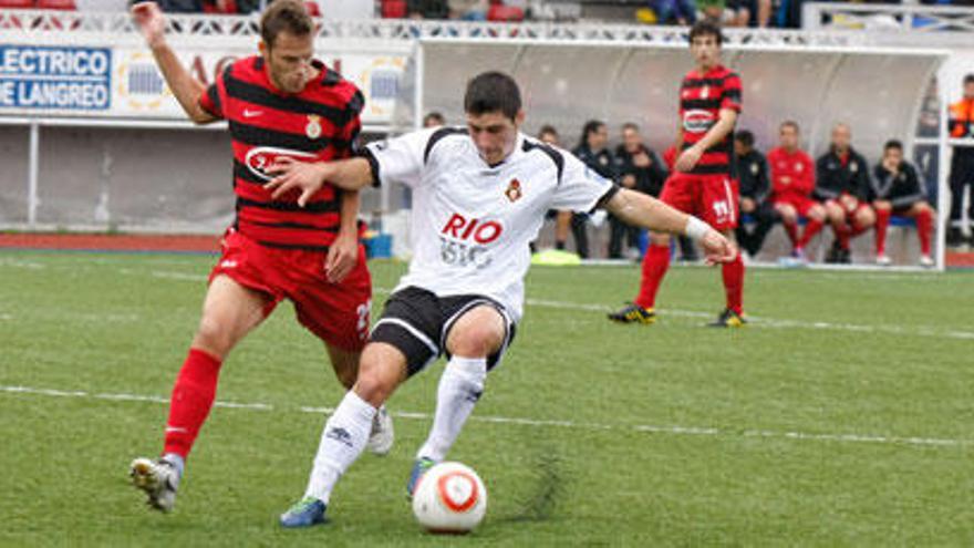 Pugna por el balón entre el Caudal y el Real Unión.